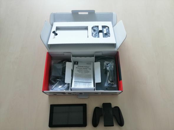 Nintendo Switch with grey Joy-Con vystavený kus - Herná konzola
