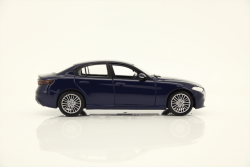 Bburago 2020 Bburago 1:24 Plus Alfa Romeo Giulia (2016) Metallic Blue